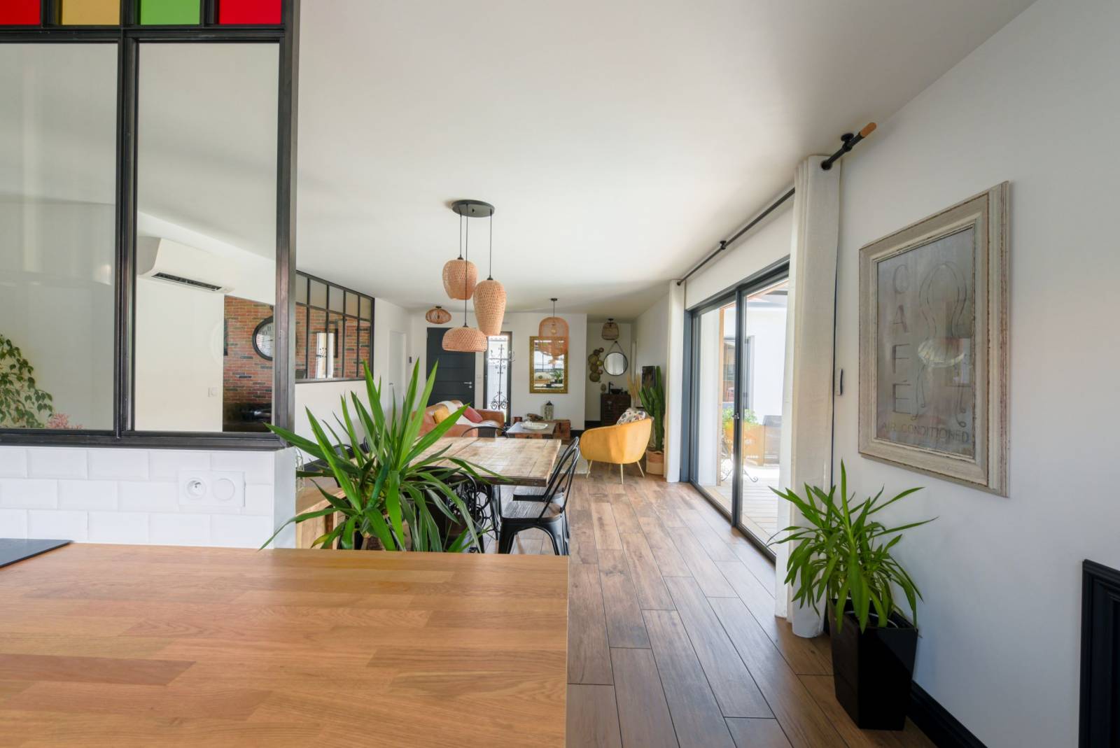 Construction d'une élégante maison individuelle moderne avec bardage bois à Gujan-Mestras