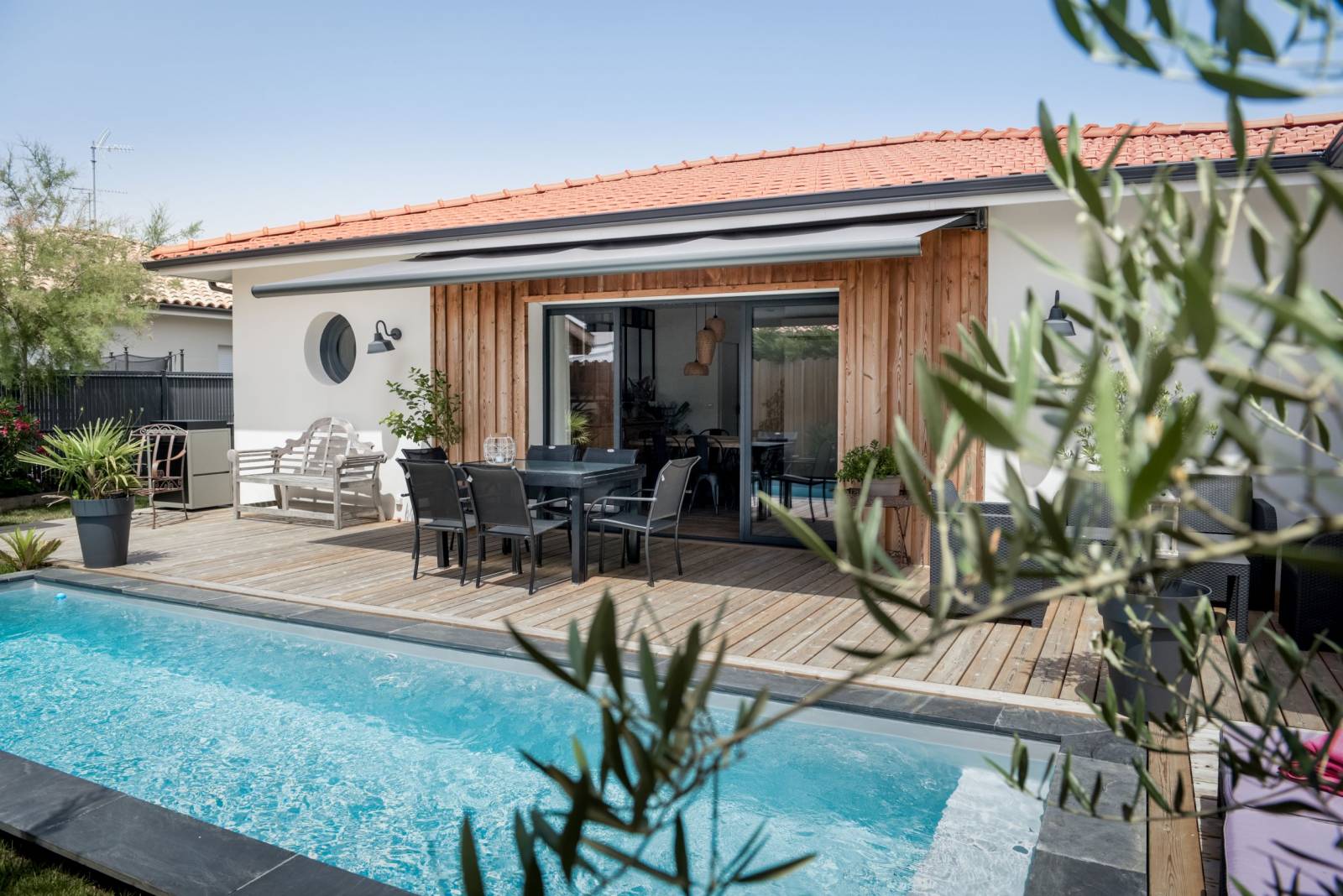 Construction d'une élégante maison individuelle moderne avec bardage bois à Gujan-Mestras