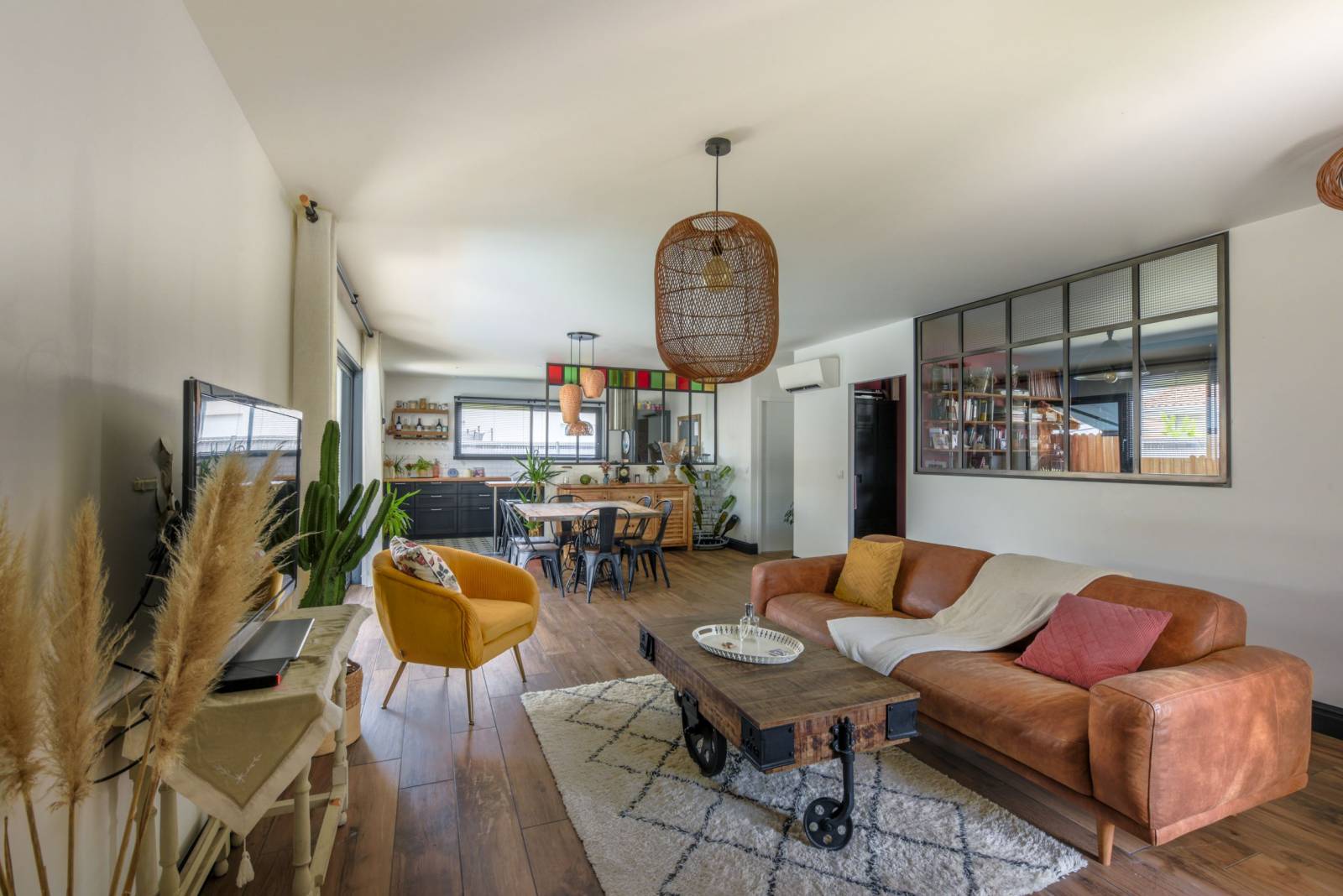 Construction d'une élégante maison individuelle moderne avec bardage bois à Gujan-Mestras