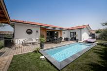 Construction d'une élégante maison individuelle moderne avec bardage bois à Gujan-Mestras