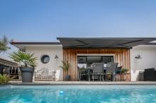 Construction d'une élégante maison individuelle moderne avec bardage bois à Gujan-Mestras