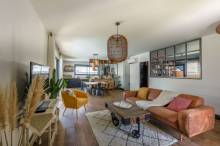 Construction d'une élégante maison individuelle moderne avec bardage bois à Gujan-Mestras